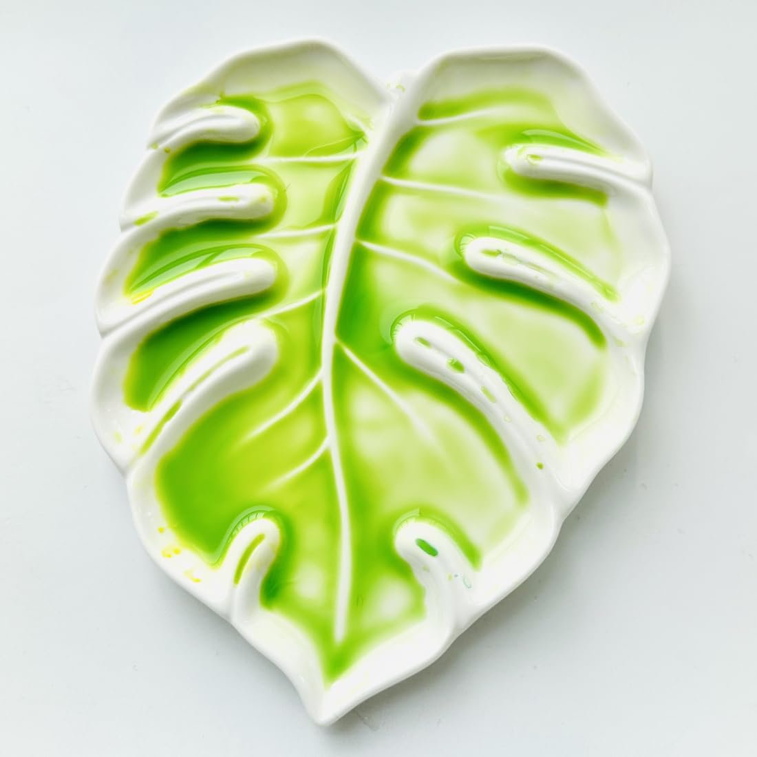 515YynylcwL Bower Bird Porcelain Watercolor Palette 6.7in Monstera Leaf Artist Professional Ceramic Palette (Porcelain) - Image 1